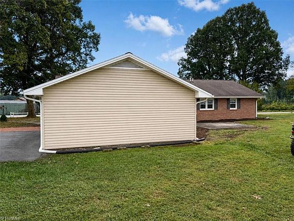 5th image of 3828 Clingman Rd