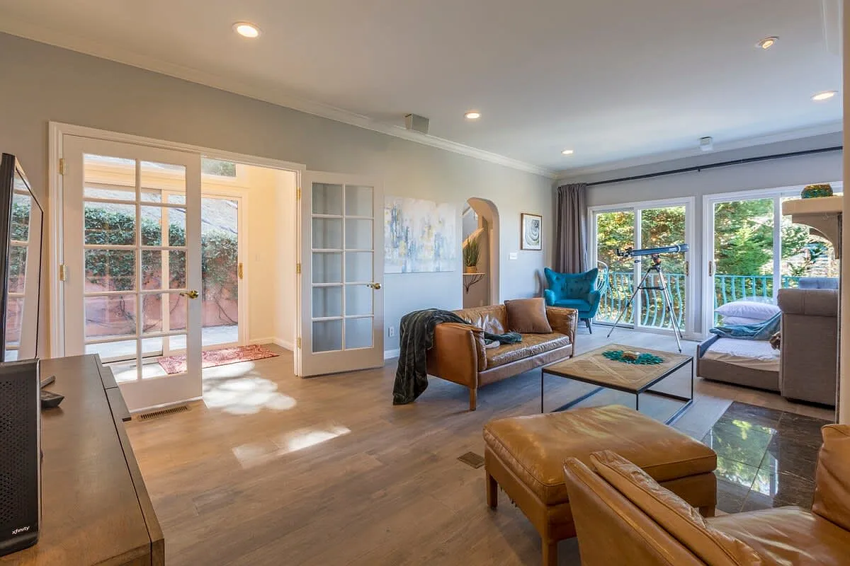 4 bed, 2.5 bath, 2400 sqft, $8,500 — Photo 2