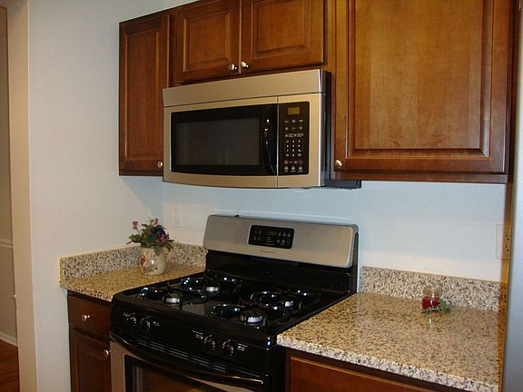 5th image of 204 Chaucer Ln APT E