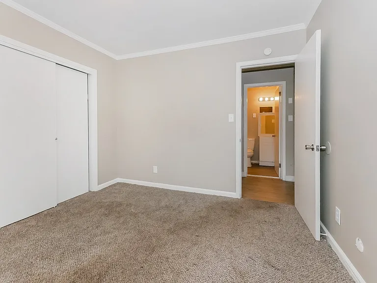 1447666_027_bedroom_12979559.jpg