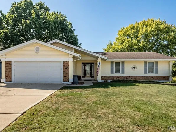 22 Carriage Way W, Saint Peters, MO 63376