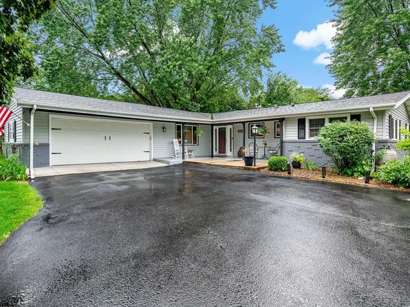 2091 Kenwood Dr E, Maplewood, MN 55117