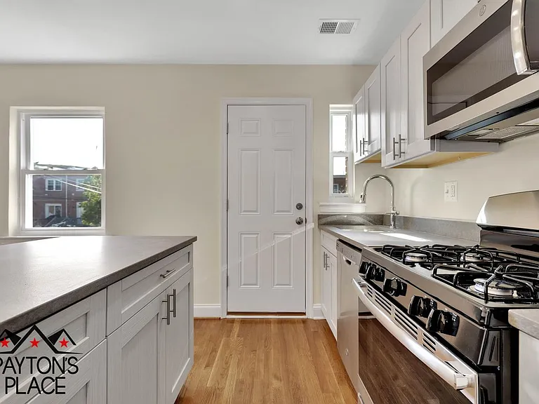 332 19th St NE — Photo 16