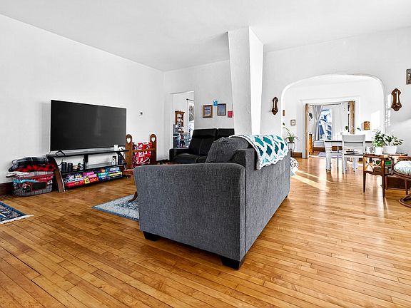 4th image of 614 W 6th St