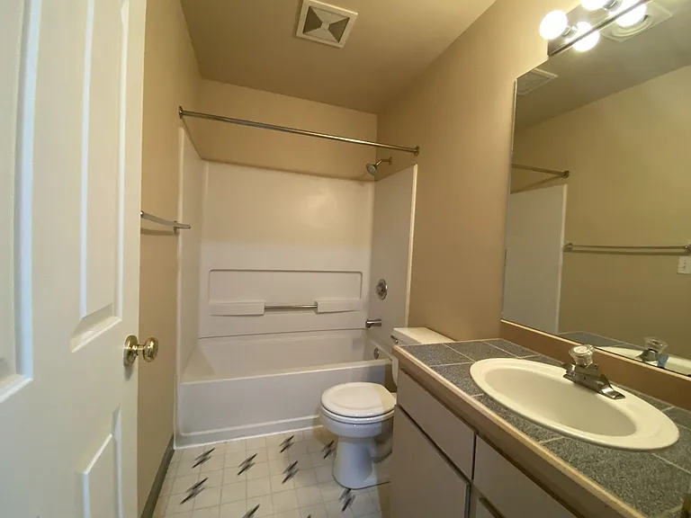 Hummingbird Court — Photo 23