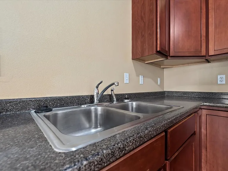Canal St Apartments — Photo 11