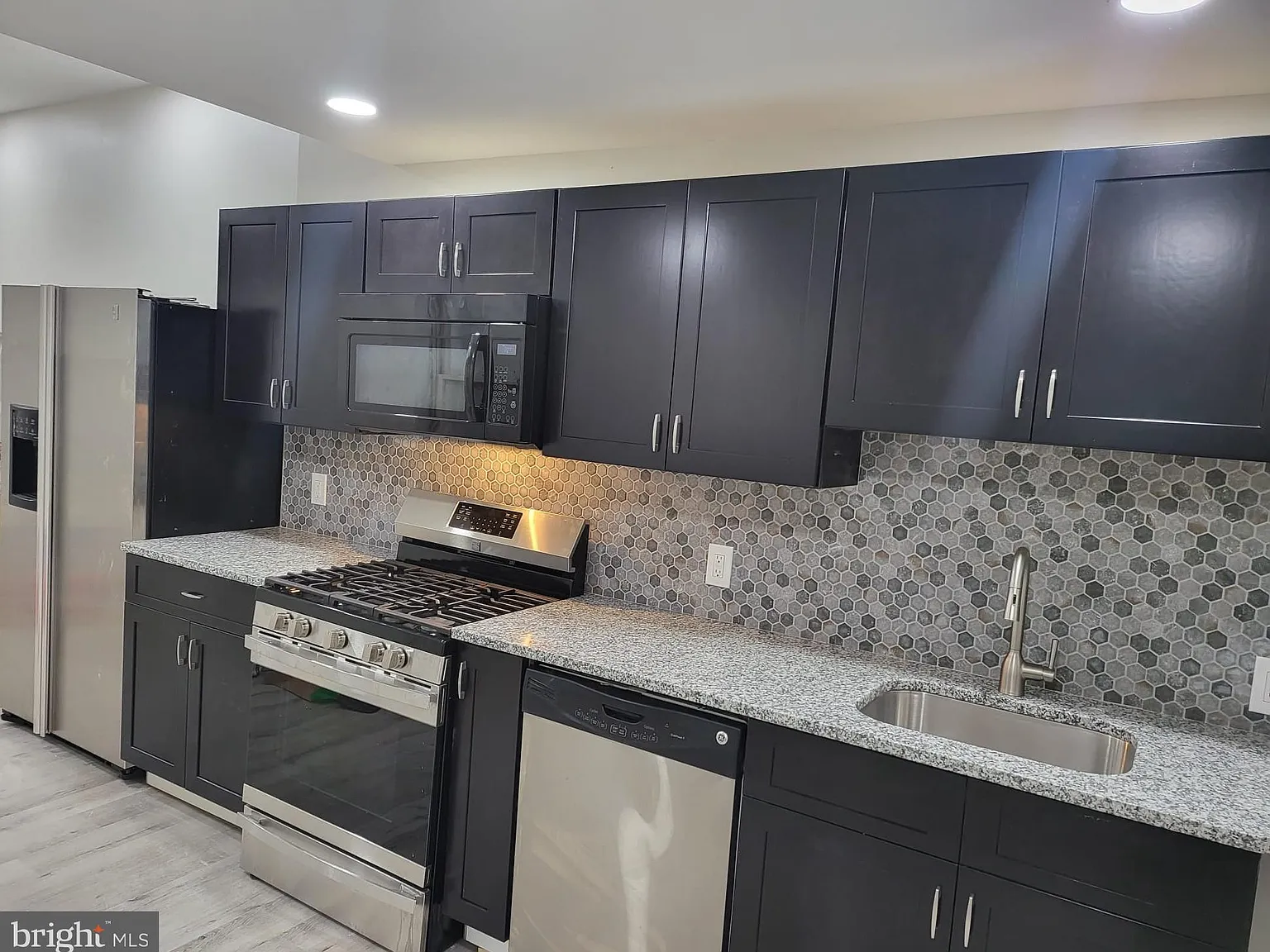4 bed, 2.5 bath, 1894 sqft, $1,900 — Photo 3