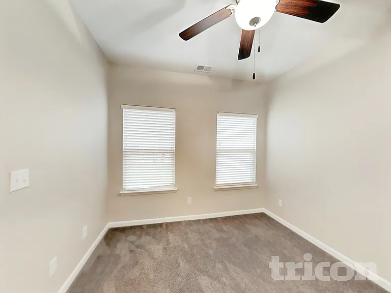 405 Riverwood Ct — Photo 6