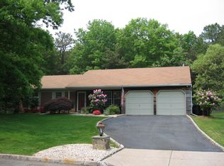 6 Belvoir Ct, Ridge, NY 11961