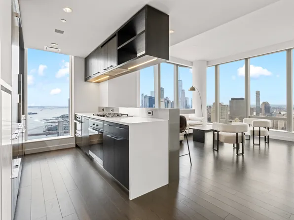 1 Manhattan Square image 4 of 40