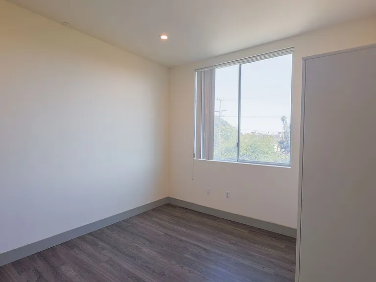 1208 W 25th St — Photo 25