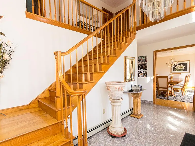 135 Lauricella Ln — Photo 2