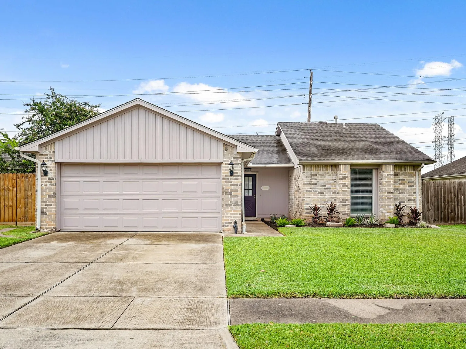 2 bed, 1.0 bath, 1063 sqft, $1,800 — Photo 1