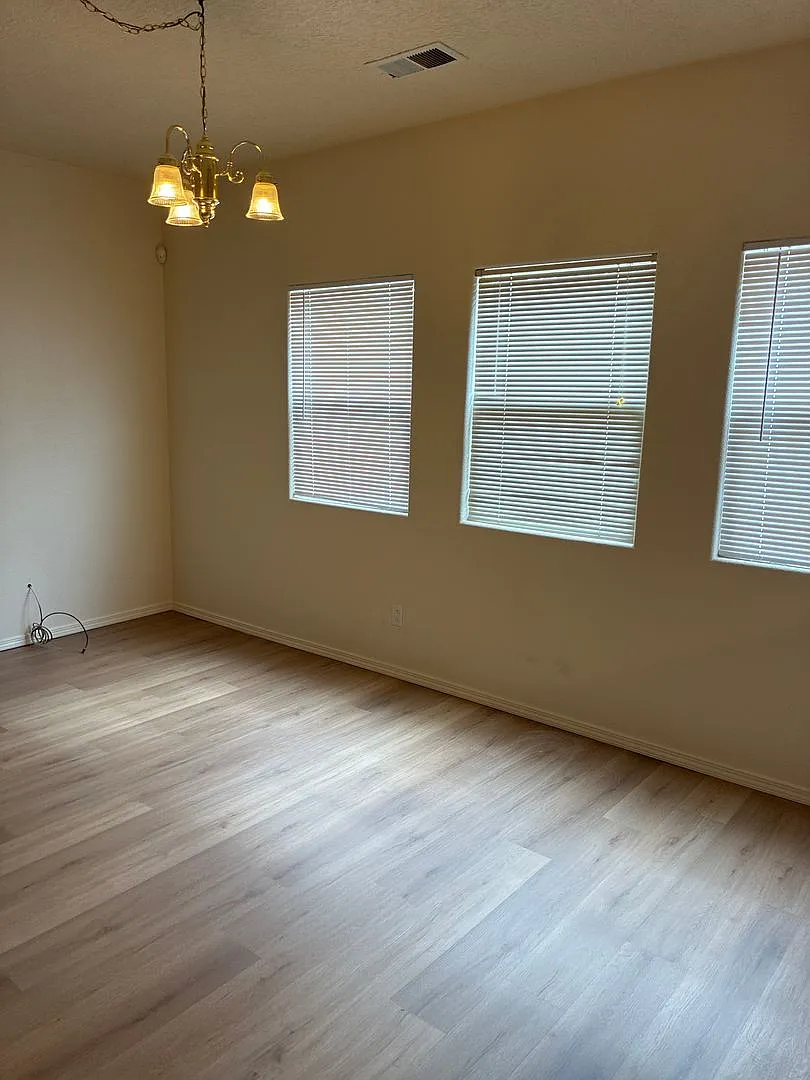 large 3 br+ loft — Photo 3
