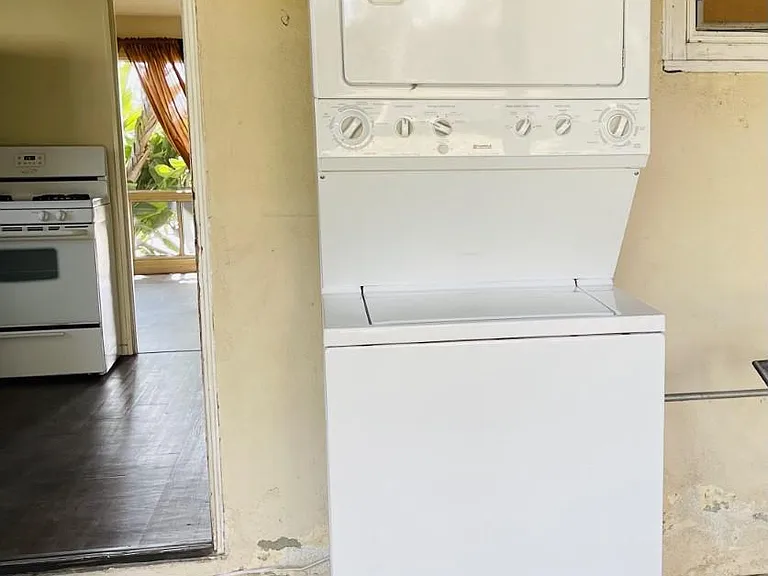 washer/dryer included