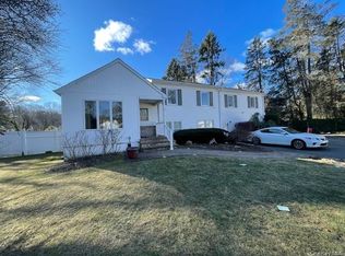 22 Emerald Ln, Huntington Station, NY 11746