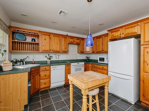 2nd image of 1083B Argyll Cir
