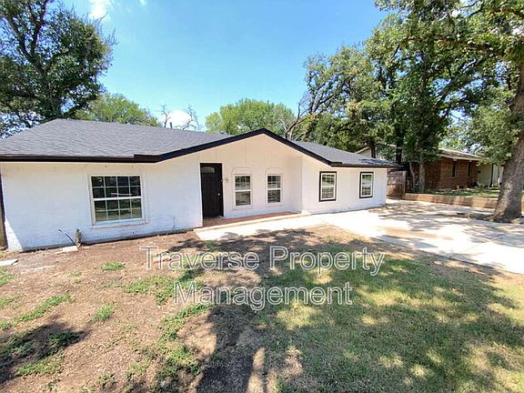3rd image of 1011 N Lucas Dr
