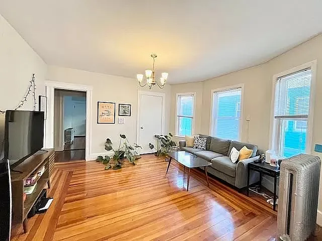 3-24 Burnham St — Photo 2