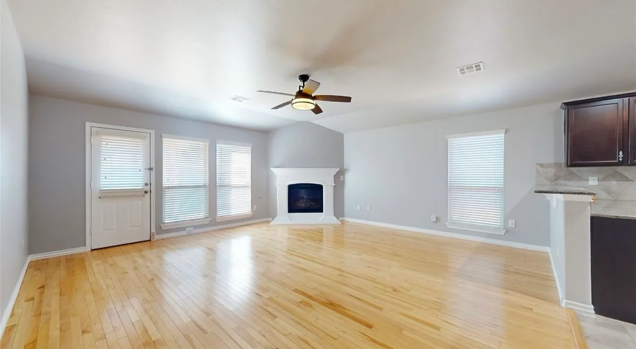 3 bed, 2045 sqft, $1,950 — Photo 3