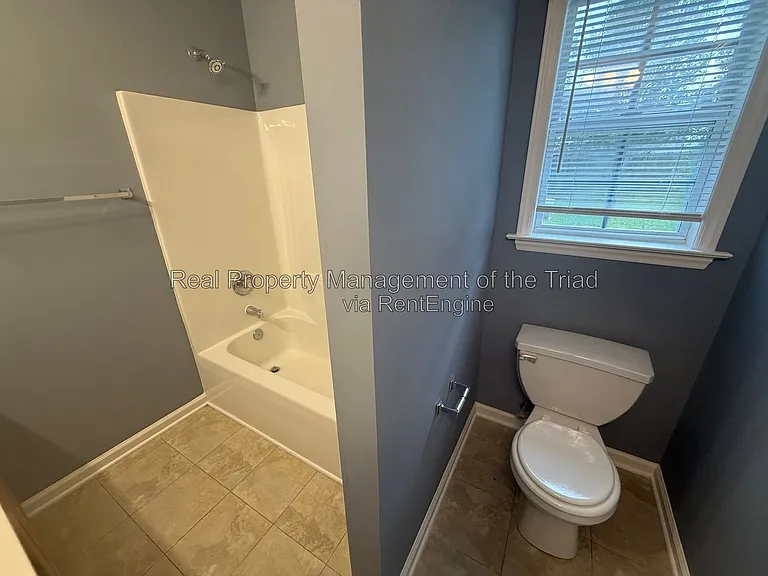 208 Hammond Dr — Photo 14