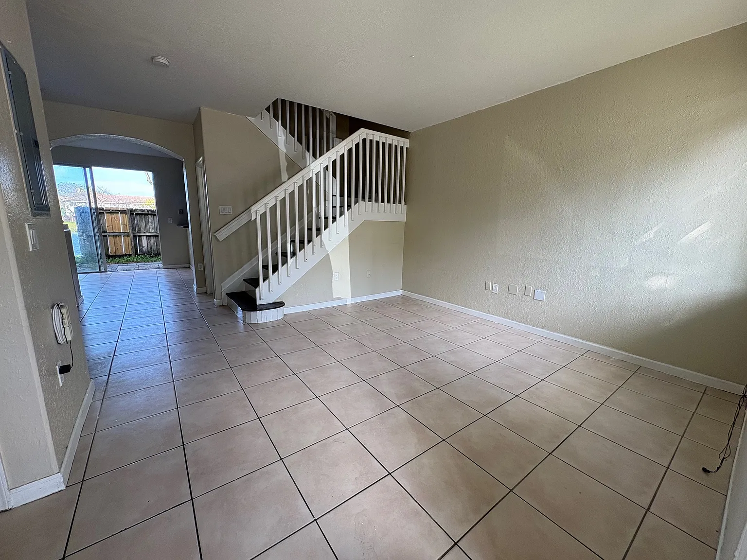 3 bed, 2.5 bath, 1304 sqft, $2,200 — Photo 2