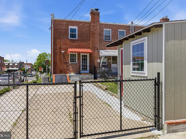 363 Gusryan St — Photo 25