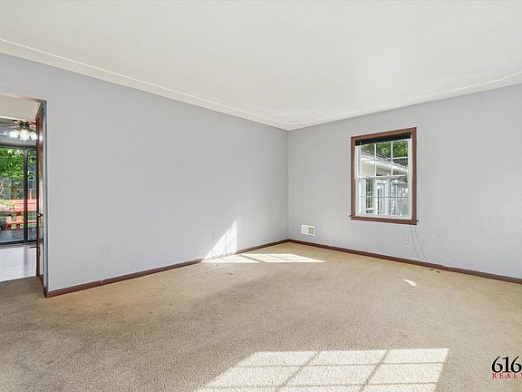 5th image of 4648 Blaine Ave SE