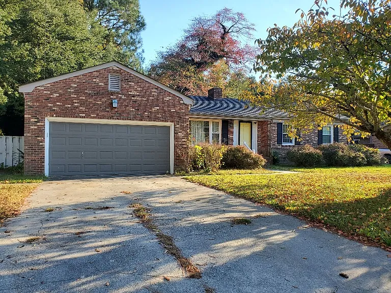 1601 Hopkins Dr — Photo 2