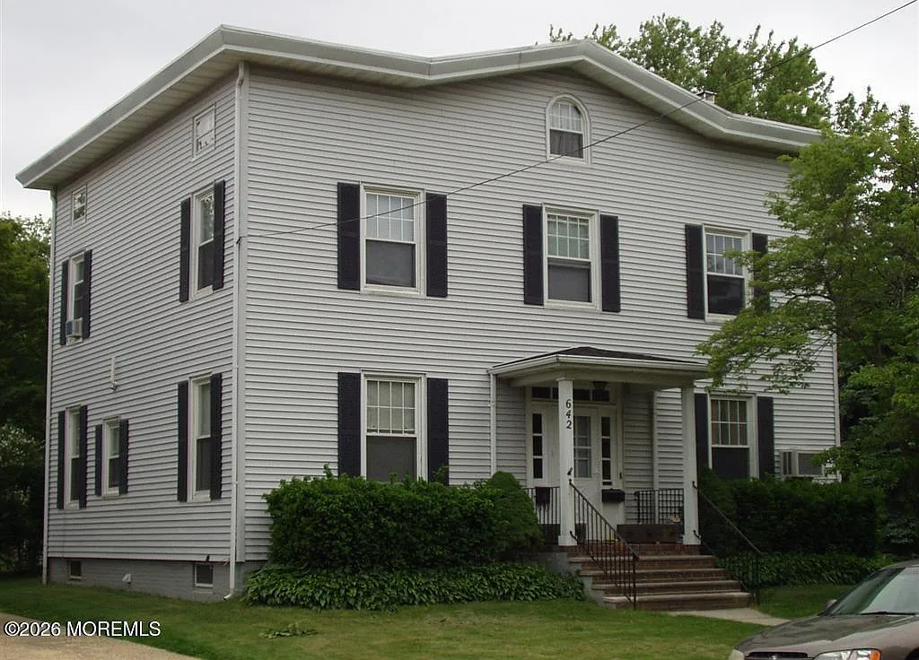 5 bed, 2.5 bath, 2760 sqft, $4,200 — Photo 2