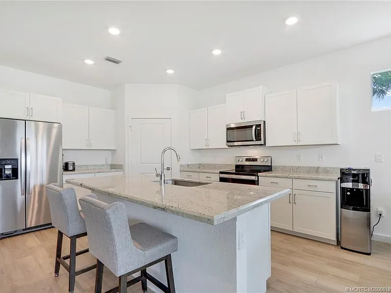 1630 NE Skyhigh Ter — Photo 12