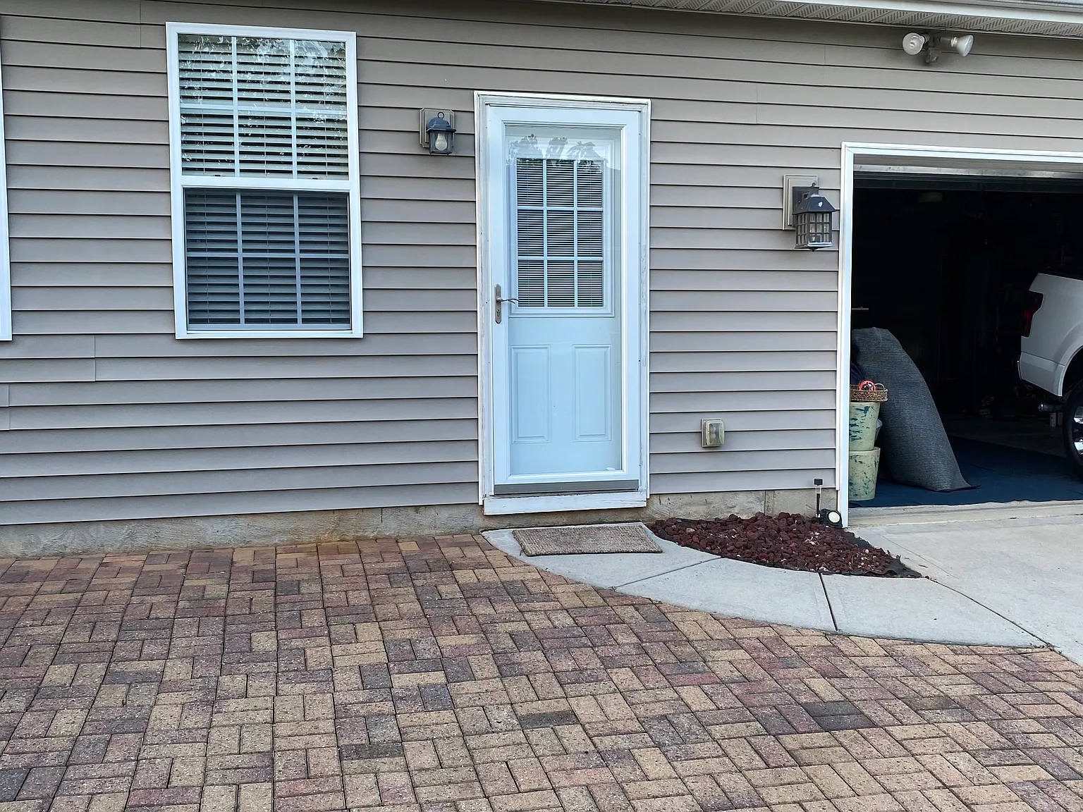 3 bed, 2.5 bath, 2190 sqft, $2,175 — Photo 3