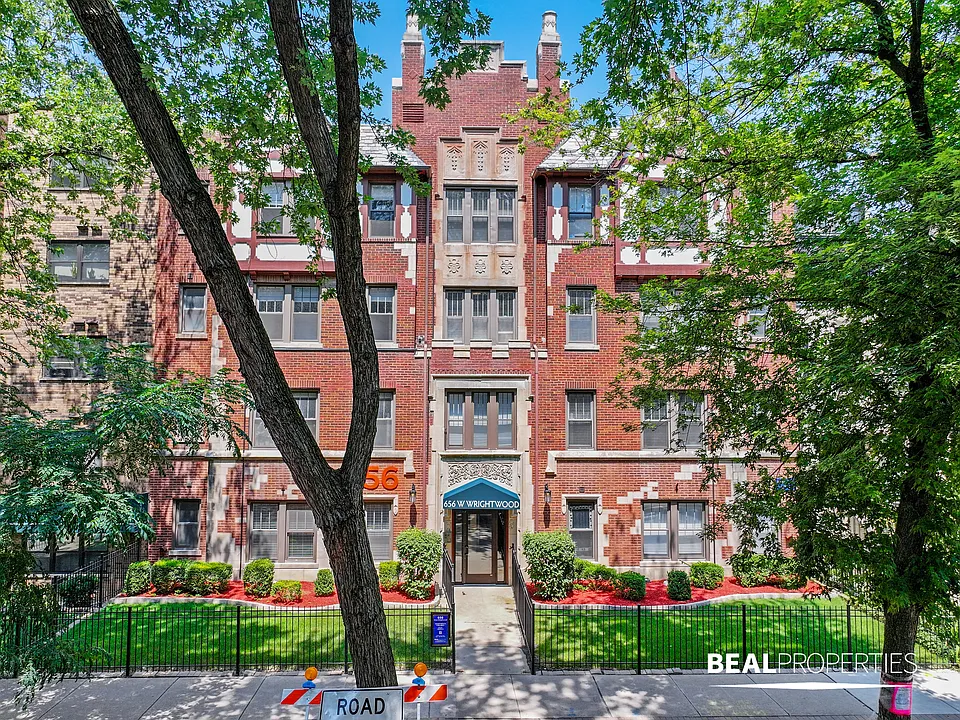 656 W Wrightwood