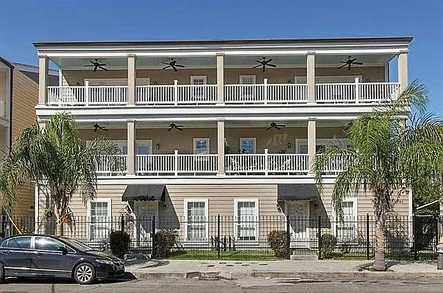 3201 Carondelet St #101