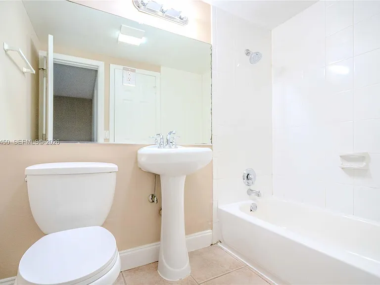 715 NE 6th St #3 — Photo 13