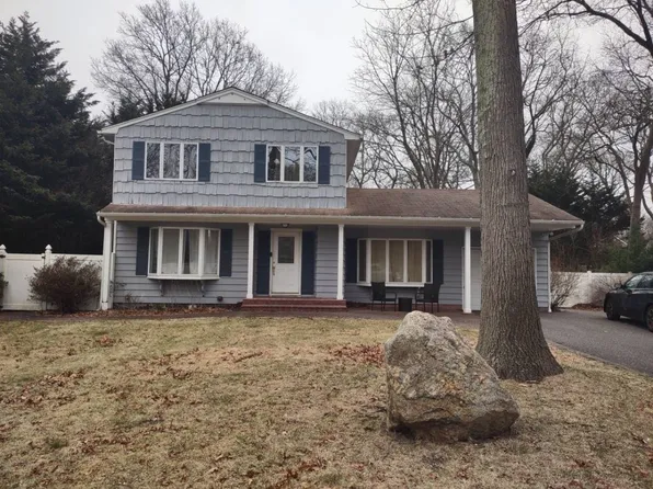 7 Washington Ave, Miller Place, NY 11764