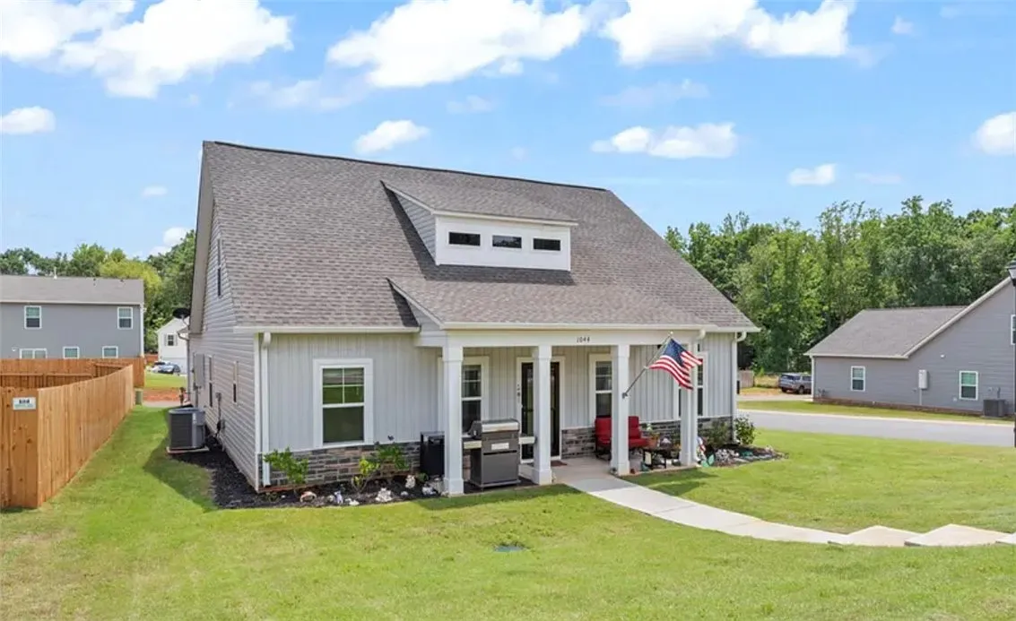3 bed, 3.0 bath, $2,200 — Photo 1