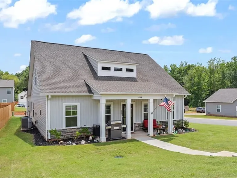 1044 Fairfield Dr — Photo 1