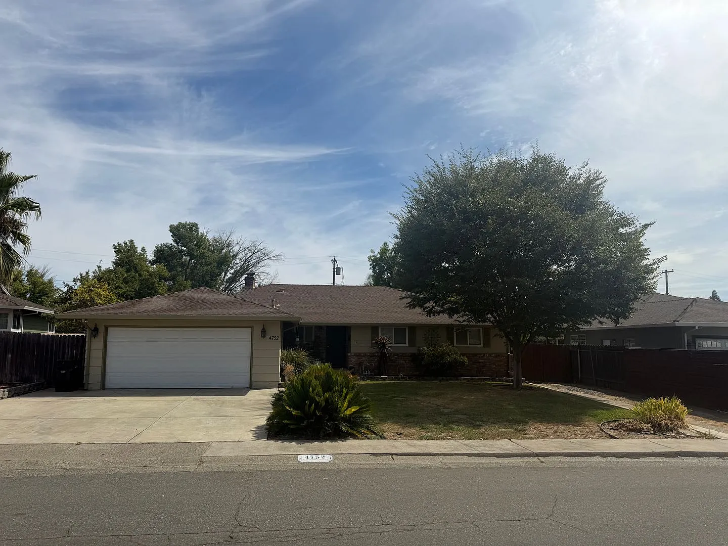 Spacious and Cozy 4 bedroom 3 bath! Carmichael Area! Pre rent today! — Photo 2