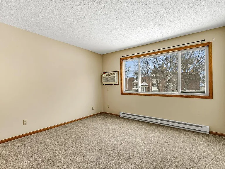 Karolyn Apartments — Photo 7