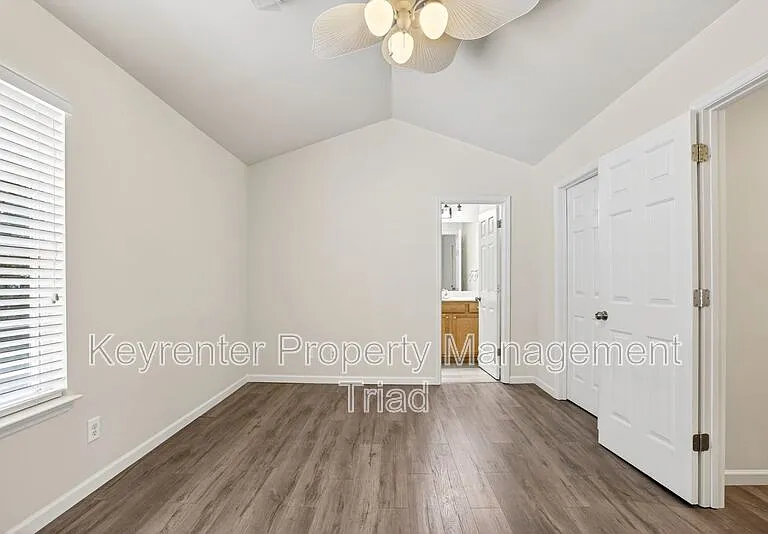 805 Creek Crossing Trl — Photo 15