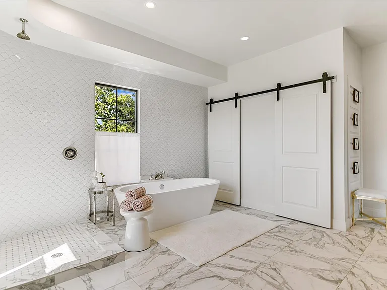 1300 Navasota St — Photo 17