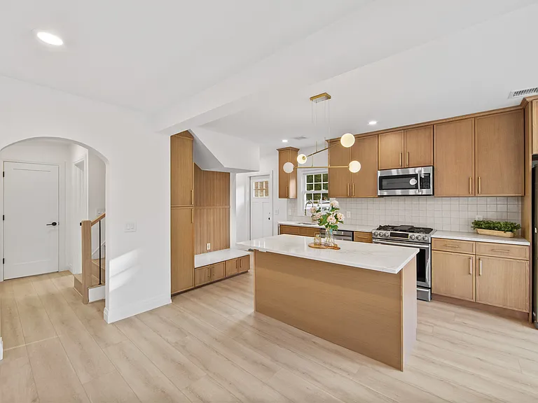 32 Brook St — Photo 2