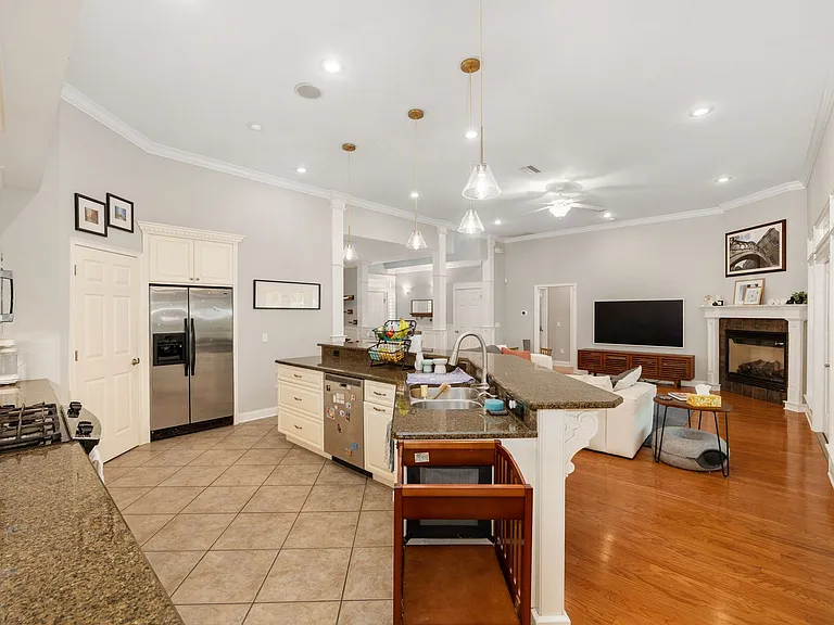 3773 SW 21st Dr — Photo 8