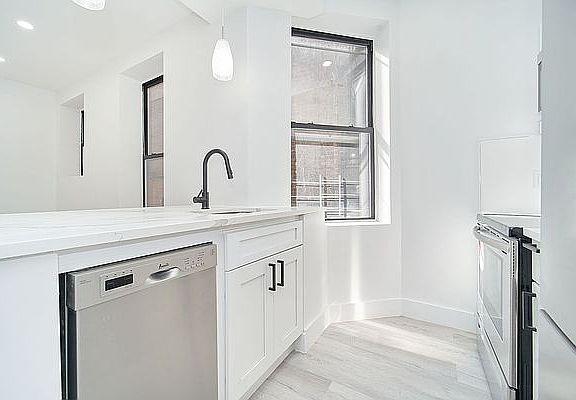 3rd image of 120 E 116th St APT 4R