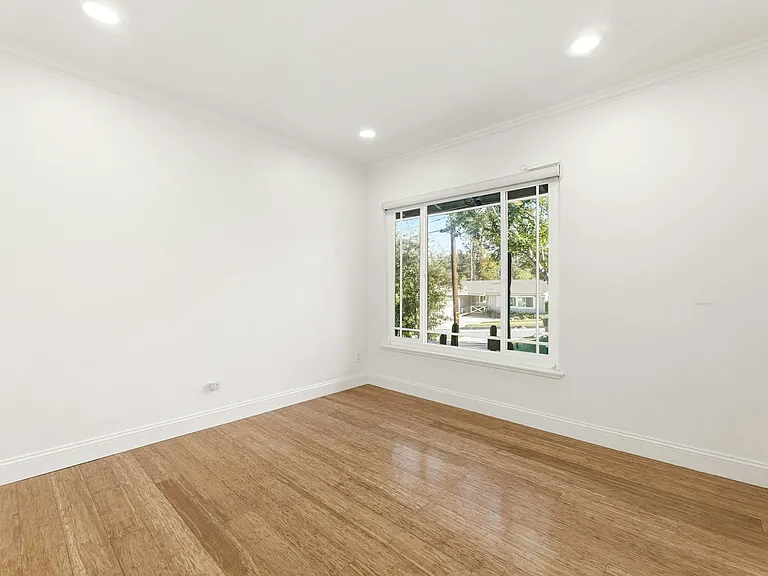 20305 Aetna St — Photo 29