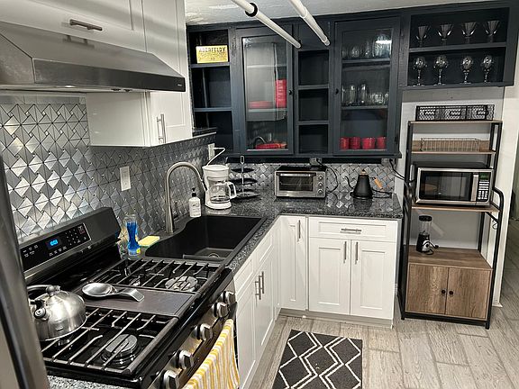 5th image of 3211 N Josephine St