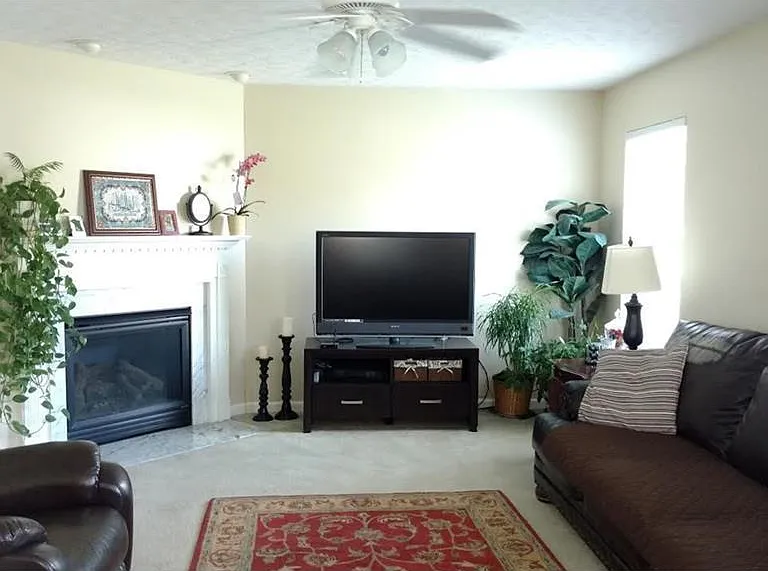 455 Thompson Dr — Photo 4