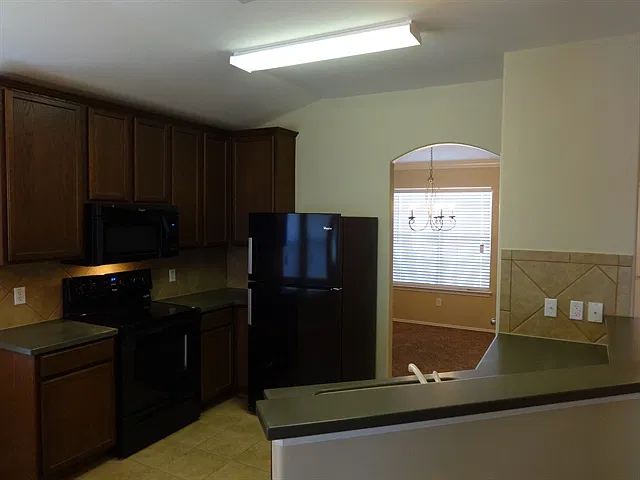 3 bed, 2.0 bath, 1740 sqft, $1,965 — Photo 2
