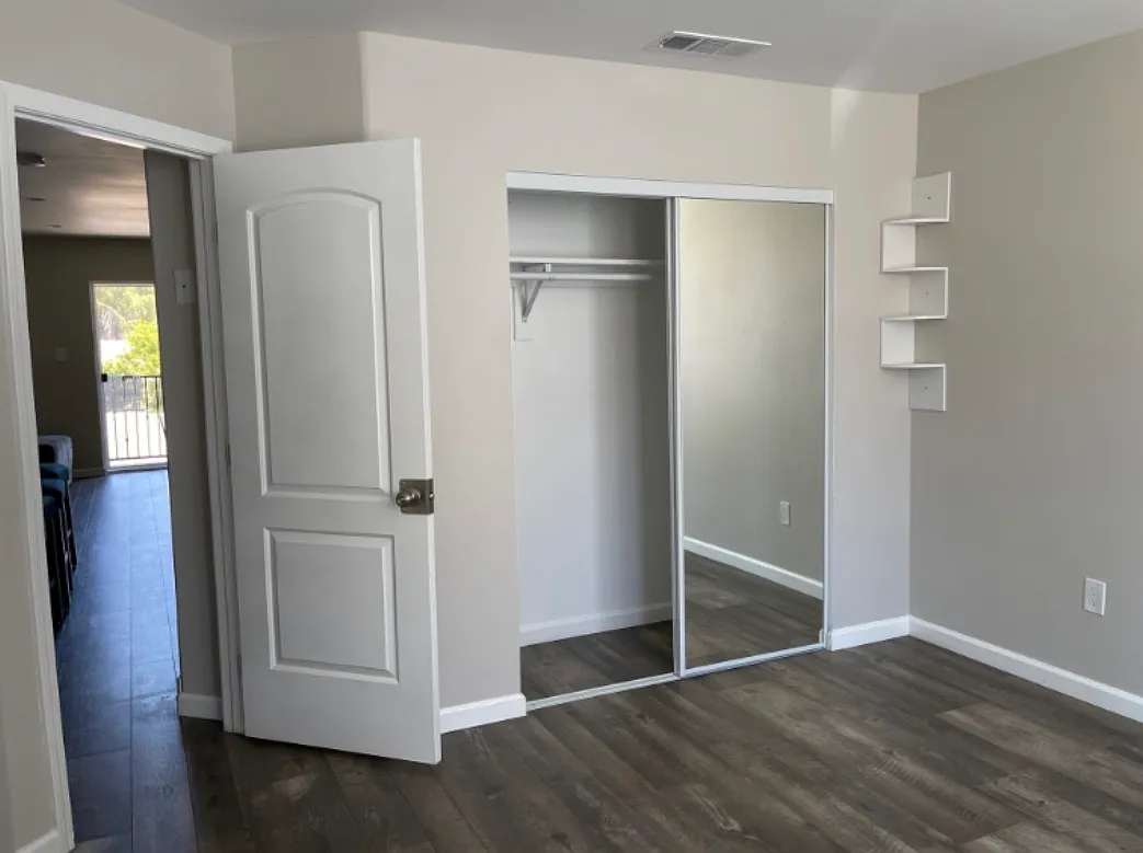 2 bed, 900 sqft, $2,700 — Photo 3